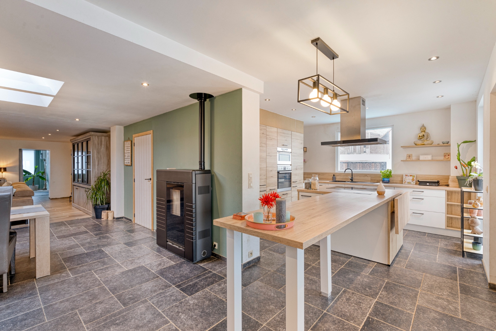 Gerenoveerde woning met grote tuin, uitweg en 5 slaapkamers - foto 2