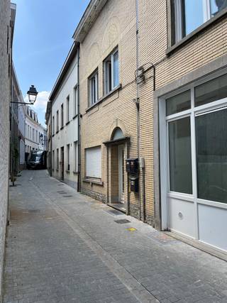 Dit pand is gelegen in een rustig steegje, in het historische hart van Kortrijk. Op slechts enkele minuten wandelafstand liggen het station, de...