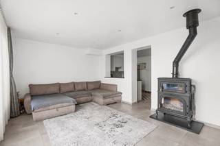 <p>In een rustige en aangename woonwijk, vlak bij het centrum, bevindt zich deze verzorgde gezinswoning die ruimte, licht en comfort combineert.</p><p></p><p>De woning beschikt over drie slaapkamers en een lichtrijke leefruimte met open keuken, wat zorgt voor een aangenaam en open woongevoel. Dankzij de grote raampartijen geniet u de hele dag door van veel natuurlijke lichtinval. De woning beschikt ook over een aangename tuin waar u in alle rust kunt genieten.</p><p></p><p>De woning biedt bovendien een ruime garage met extra opslagplaats, wat zorgt voor extra praktisch comfort. Een bijkomende troef is de volwaardige zolder, die extra mogelijkheden biedt.</p><p></p><p>Met een EPC-label D is er geen renovatieplicht, wat deze woning ook op energetisch vlak interessant maakt. Daarnaast is de woning asbestveilig en beschikt zij over een conforme elektrische installatie.</p><p></p><p>De ligging is een grote troef: rustig wonen in een gezinsvriendelijke buurt, maar toch op korte afstand van het centrum van Zele, met winkels, scholen en openbaar vervoer in de nabijheid.</p><p></p><p>Deze woning is ideaal voor wie op zoek is naar een instapklare gezinswoning met veel ruimte op een centrale en toch rustige locatie.</p><p></p><p>Interesse? Contacteer ons gerust voor meer informatie of een bezoek.</p>