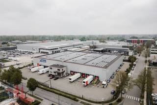 This logistics site is located in the industrial zone of Londerzeel and offers an exceptional base for logistics, storage, and distribution activities. Thanks to its location just 600 m from the A12, it benefits from a strategic position between Antwerp and Brussels, with easy connections to the E19 and the Brussels Ring.<br /><br />The warehouse offers a total surface area of 5,633 m² and can also be flexibly divided into two separate units of 2,795 m² and 2,784 m² respectively.<br /><br />The warehouse space has a clear height of 10 m, with 6 m under the mezzanine, ensuring maximum use of storage capacity. In addition, a mezzanine of 878 m² provides extra possibilities for storage or support activities.<br /><br />The building is equipped with 13 loading docks and benefits from ample manoeuvring space. The site is also fitted with energy-efficient LED lighting, solar panels, and a gas heating system, contributing to the building’s sustainability.<br /><br />The office area comprises 339 m² and has been ideally designed for administrative support and operational management.<br /><br />The site offers 13 car parking spaces and 20 van parking spaces, ensuring smooth accessibility. The building also holds a BREEAM Good certificate and combines energy efficiency with a future-oriented infrastructure.<br /><br />Contact <strong>PANORAMA B2B </strong>for more information or to arrange a non-binding site visit at <strong>+32 477 07 30 30.</strong>