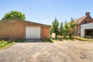 TE KOOP: toffe goedgelegen halfopen bebouwing met 180 m²!<br /><br />Deze toffe halfopen bebouwing is bijzonder centraal gelegen in Zulte-Olsene, aan de Kasteelstraat 2, en biedt een verrassend ruime woonoppervlakte met tal van mogelijkheden voor wie op zoek is naar een woning met potentieel.<br /><br />Via de inkomhal betreedt u de woning, waar u op het gelijkvloers een leefruimte met zithoek terugvindt, aansluitend op de keuken. Verder is er een extra ruimte die perfect kan dienen als bureel of slaapkamer op het gelijkvloers, evenals een praktische wasplaats/berging met cv-installatie. Op de eerste verdieping bevindt zich de nachthal die toegang geeft tot drie volwaardige slaapkamers.<br /><br />De woning beschikt bovendien over een kelder onder de inkomhal en een zolder die zich uitstrekt over de volledige woning, wat extra opslag- of uitbreidingsmogelijkheden biedt.<br />Buiten geniet u van een ruime tuin met een totale oppervlakte van ca. 1.466 m². <br /><br />Een extra troef is de aanwezige aparte loods van maar liefst 15 meter op 12 meter, ideaal voor opslag, hobby of professioneel gebruik.<br /><br />Troeven van deze woning: <br />- centrale ligging in Zulte-Olsene, (één van de mooiste straten van Zulte)<br />- ruime bewoonbare oppervlakte van ca. 257 m² <br />- groot perceel met tal van mogelijkheden <br />- aanwezigheid van kelder en zolder <br />- aparte loods met veel potentieel (ideaal voor zelfstandigen of mensen op zoek naar opslagruimte)<br /><br />EPC: 343 kWh/m² jaar – energielabel D<br /><br />Een interessante opportuniteit voor wie op zoek is naar een project met ruimte, ligging en mogelijkheden!<br /><br />Interesse? Neem gerust contact op via charlotte@immobeguin.be voor meer informatie of een bezoek.