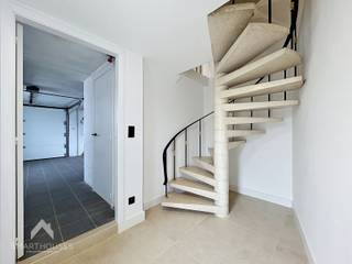 Energiezuinige woning op een centrale locatie bestaande uit een inkomhal en garage met sectionale poort +was/bergplaats. Op het eerste verdiep bevindt zich een hal met afzonderlijk toilet, lichtrijke leefruimte met eet-en zithoek, volledige ingerichte keuken en een trap naar de 2de verdieping die uitgerust is met 3 slaapkamers, prachtige badkamer (inloopdouche, toilet en lavabomeubel) en een trapluik naar de bergzolder.<br /><br />Extra troeven:<br />
<ul>
<li>Energiezuinig</li>
<li>Conforme keuring elektriciteit</li>
<li>Voorzien van warmtepompboiler en airco’s</li>
<li>In de nabijheid van scholen, winkels en openbaar vervoer</li>
<li>Kwalitatief gerenoveerd en instapklaar</li>
</ul>
<br />Deze woning is te koop ZONDER makelaar via het concept van Smart Houses! Wenst u verdere inlichtingen of bezoek? Contacteer rechtstreeks de eigenaar via 0475/84.30.28