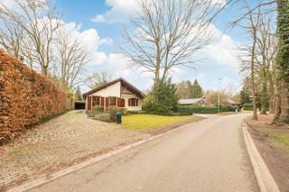 In het groen, maar dicht bij het centrum, gelegen gelijkvloerse woning. Bij het binnenkomen treft men het gastentoilet en vestiairekast aan...