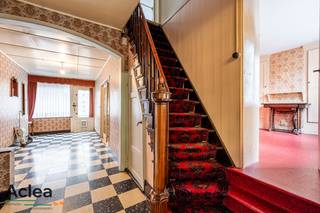 Ontdek de charme van vervlogen tijden in deze authentieke te renoveren burgerwoning, gelegen in het centrum van Eeklo. Met zijn statige gevel en karakteristieke architectuur biedt deze woning een unieke kans om een stukje geschiedenis te herstellen en uw eigen stempel te drukken op een prachtig pand.<br /><br />Stap binnen en laat u betoveren door de mogelijkheden die deze woning te bieden heeft. Met ruime kamers, hoge plafonds en originele elementen zoals sierlijsten, schouwen en houten vloeren ademt deze woning een sfeer van tijdloze elegantie en potentieel.<br /><br />De indeling is als volgt: <br />Ruime inkomhal, salon met authentieke meubels, eetruimte en keuken met toegang tot de stadskoer. Via de trap is er op het tussenverdiep een bureau.<br />Op de eerste verdieping zijn er 3 slaapkamers en een badkamer. De zolder geeft ruimte aan nog 2 slaapkamers en een polyvalente ruimte die verder kan ingedeeld worden.<br />Verder is er nog een ruime kelder en een berging die toegang geeft op de Raamstraat. Zo kan u de eigendom ook bereiken via een zijingang. <br /><br />Of u nu een liefhebber bent van renovatieprojecten of op zoek bent naar een investeringsmogelijkheid met karakter, deze woning zal u zeker bekoren. Met zijn centrale ligging dicht bij winkels, restaurants en openbaar vervoer, biedt de woning een mooie combinatie tot een prima locatie. <br /><br />Grijp deze kans om uw eigen droomhuis te creëren in het centrum van Eeklo, contacteer ons op 09/377.31.77 of via vastgoed@aclea.be