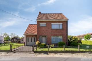 Deze alleenstaande woning, gebouwd in 1964 en uitgebreid in 1979, ligt in het geliefde Villapark en combineert een rustige, residentiële ligging met een uitstekende bereikbaarheid. Je woont op wandelafstand van het centrum en bereikt bovendien vlot de autostrade. Een bakker en supermarkt bevinden zich in de straat, en scholen liggen vlakbij.<br /><br />Bij het binnenkomen kom je terecht in de <strong>inkomhal</strong>, die toegang geeft tot de lichtrijke <strong>leefruimte</strong> met gezellige <strong>living</strong> en <strong>eetplaats</strong>. Aansluitend bevindt zich de <strong>veranda</strong>, waar je het hele jaar door kan genieten van het zicht op de tuin. De <strong>keuken</strong> is functioneel ingericht en naast de keuken vind je een praktische tussenruimte met <strong>aansluiting voor wasmachine en droogkast</strong>, evenals een apart <strong>gastentoilet</strong>.<br />De woning beschikt bovendien over een <strong>droge kelder </strong>en een <strong>inpandige garage</strong>, wat zorgt voor extra comfort en voldoende opbergruimte. Op de eerste verdieping bevinden zich <strong>drie</strong> volwaardige <strong>slaapkamers</strong> en is er de <strong>mogelijkheid om eenvoudig een vierde slaapkamer te creëren</strong>. Via een <strong>uitschuiftrap</strong> bereik je de <strong>ruime zolder</strong>, ideaal als extra bergruimte. Buiten geniet je van een aangename <strong>tuin</strong> <strong>met tuinhuis</strong>, perfect voor wie houdt van rust, ruimte en buitenleven.<br /><br />Een ideale gezinswoning met veel potentieel op een toplocatie!
<h3>Interesse? Schrijf je in voor het bezoekmoment op dinsdag 12 mei</h3>
Schrijf je in voor het bezoekmoment op dinsdag 12/5 via de zwarte knop "maak een afspraak" op onze website. Heb je verder vragen? Stel ze gerust via sarah@maesconceptimmo.be.