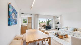 <strong>Schitterend gerenoveerde appartement in het exclusieve domein Tennis Gardens, ideaal gelegen op wandelafstand van de zee, het Zwin en de prestigieuze Royal Zoute Tennis Club. Een unieke combinatie van rust, comfort en topligging in het Zoute.</strong><br /><br />Indeling: Via de ruime inkomhal met vestiaire en gastentoilet betreedt u een lichtrijke leefruimte met grote raampartijen die uitgeven op een zuidgericht terras – de perfecte plek om in alle rust van de zon en het open uitzicht te genieten.<br />De volledig uitgeruste open keuken sluit naadloos aan op de woonkamer en is voorzien van alle hedendaagse comfort.<br />De hoofdslaapkamer beschikt over ingebouwde kasten, een ensuite badkamer met inloopdouche, lavabomeubel en toilet, én een eigen terras. De tweede slaapkamer is eveneens uitgerust met maatkasten en heeft een aparte douchekamer.<br /><br />Ruime private kelder inbegrepen en mogelijkheid tot aankoop van een autostaanplaats in de residentie<br /><br />EPC: 202 kWh/m²/jaar