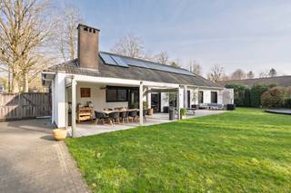 <strong>Stijlvol gerenoveerde gelijkvloerse villa op toplocatie in Schilde op een zuidgericht perceel van ca. 2.028 m²</strong><br /><br />Gelegen in een uiterst <strong>rustige straat </strong>met enkel plaatselijk verkeer, op <strong>wandel- en fietsafstand van het centrum</strong> van Schilde, bevindt zich deze instapklare en <strong>volledig gerenoveerde gelijkvloerse villa</strong>. De woning combineert comfort, ruimte en licht op een prachtig <strong>zuidgericht perceel</strong> van ca. 2.028 m². Deze gelijkvloers villa is tevens het ideale alternatief voor een luxeappartement. <strong><br /></strong><br /><strong>De gelijkvloerse verdieping:</strong><br />- een <strong>inkomhal </strong>op travertin met ingemaakte vestiaire en gastentoilet met handenwasser,<br />- een <strong>lichtrijke woonkamer </strong>op parket met <strong>grote raampartijen</strong> tot op de grond en een gezellige <strong>open haard</strong> op hout,<br />- een <strong>volledig uitgeruste keuken </strong>met dubbele lavabo, Siemens inductiekookplaat, Siemens oven, vaatwasser en ingebouwde koelkast, en deur naar deels overdekt terras en tuin,<br />- een <strong>inpandige dubbele garage </strong>(momenteel ingericht als <strong>berging/wasplaats</strong>) met <strong>elektrische sectionaalpoort</strong>: praktische wasruimte met hoge Siemens inbouwkoelkast en hoge Siemens inbouwvriezer, spoelbak en aansluitingen voor was- en droogmachine,<br />- een <strong>nachthal </strong>op parket,<br />- een <strong>hoofdslaapkamer </strong>op parket met<strong> ingemaakte TV-kastenwand</strong>, <strong>schuifraam </strong>naar het terras en een <strong>ensuite badkamer </strong>met dubbele lavabo, toilet en douche,<br />- een aparte <strong>dressing </strong>met <strong>ingemaakte kasten</strong> en zicht op de tuin,<br />- <strong>twee bijkomende slaapkamers</strong> op parket, waarvan één met <strong>ingemaakte kasten,</strong><br />- een extra <strong>douchekamer </strong>met lavabo en douche,<br /><br /><strong>De tuin:</strong><br />- een <strong>prachtig</strong> <strong>zuidgericht</strong> <strong>perceel</strong> met veel <strong>privacy</strong> en <strong>weinig</strong> <strong>inkijk</strong>,<br />- <strong>volledig omheind </strong>terrein met <strong>automatische toegangspoort</strong>,<br />- een <strong>deels overdekt</strong> en afsluitbaar <strong>terras </strong>met <strong>heaters </strong>en <strong>buitenverlichting</strong>,<br />- een lange oprit met <strong>ruime parkeermogelijkheden</strong>,<br />- een <strong>dubbele</strong> <strong>carport</strong> met <strong>zolder</strong><strong>berging</strong>,<br />- een extra aparte <strong>tuinberging</strong>,<br /><br /><strong>Algemeen:</strong><br />- <strong>totaalrenovatie </strong>uitgevoerd in 2013,<br />- <strong>12 zonnepanelen en zonneboiler </strong>(recente panelen),<br /><strong>- driedubbele beglazing,</strong><br /><strong>- conforme elektrische keuring,</strong><br />- <strong>videobewaking </strong>aanwezig,<br />- volledige <strong>kruipruimte</strong>,<br />- <strong>bergzolder</strong> bereikbaar via vlizotrap,<br />- 4 <strong>regenwaterputten </strong>van telkens 10.000 liter,<br />- <strong>vliegenramen </strong>en manuele &amp; automatische <strong>rolluiken</strong>,<br /><strong>- uitstekend onderhouden en instapklaar<br /></strong>