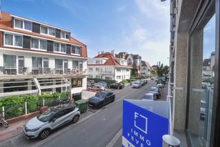 Zuidgericht appartement, op een boogscheut van het Rubensplein en de zeedijk.Indeling: inkomhall met vestiaire. Zonnige woonkamer met open zicht op...