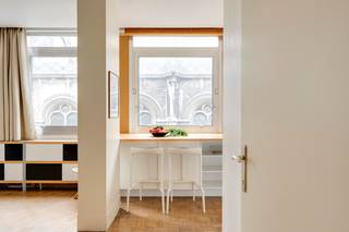 Op de derde verdieping van een hoekgebouw in de Melsensstraat bevindt zich dit lichtrijke appartement van 61 m², met een uniek uitzicht op...