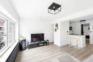 Modern en instapklaar appartement op goede locatie, op slechts 100 meter van de Zeedijk en het Heldenplein in Heist.<br />Dit zuidgericht 2-slaapkamerappartement beschikt over een zonnig terrasje en is ideaal als tweede verblijf of voor vakantieverhuur.<br /><br />Indeling: inkomhal, moderne ingerichte keuken, lichtrijke leefruimte met toegang tot het zuidgerichte terras, apart toilet en twee slaapkamers, waarvan één met douche en lavabo.<br /><br />Interessante investeringsopportuniteit met bestaande vakantieverhuur en mooie opbrengsten. Meubilair inbegrepen in de prijs.<br /><br />Info of bezoek: Andries De Leyn 0472/53.66.09