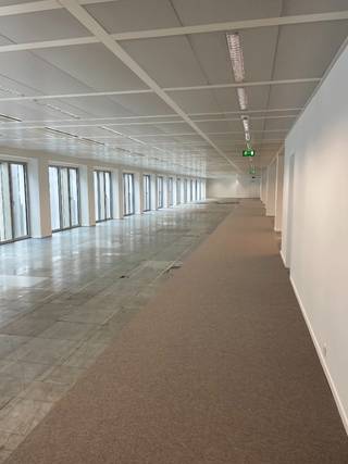 Lichte, moderne kantoren met een ideale ligging in het hart van de Leopoldwijk, tussen het station Troon en het Luxemburgplein.<br />Energie-efficiënte gevel, thermisch geïsoleerde ramen met dubbele beglazing, airconditioning, akoestische isolatie, verhoogde vloeren, 2,60 m plafondhoogte, kitchenette op elke verdieping, 4 liften en fietsenstalling.<br />Talrijke faciliteiten in de directe omgeving (restaurants, bars, winkels, fitnessruimte, parkeergarage, enz.) en gemakkelijk bereikbaar met het openbaar vervoer.<br />Parking: 2.250 €/plaats/jaar.<br />Archief: 130 €/m²/jaar.<br />Belastingen en heffingen niet inbegrepen.