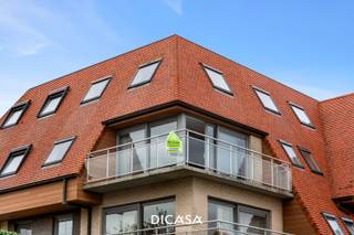 Ben je op zoek naar een lichtrijk en comfortabel duplexappartement op een centrale maar toch rustige locatie in Bredene-Bad? Dit eigendom...