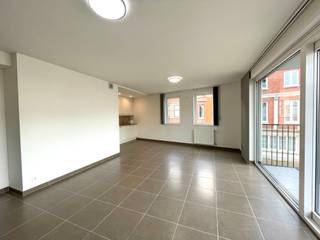 Nieuwbouwappartement op 2de verdieping met 2 slaapkamers te huur.Bestaande uit:Inkom, berging, open keuken, living, toilet, badkamer, 2 slaapkamers,...