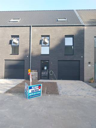<p><span>Klassieke nieuwbouw, goed gelegen in Mol - Ginderbuiten.</span></p><p><span>Ontdek dit nieuwbouwproject met vijf woningen aan de Heergrachtstraat te Mol. Doordat deze weg doodlopend is, komt er hier geen doorgaand verkeer waardoor er een autoluwe omgeving ontstaat. Er is hierbij niet enkel plaats voor bebouwing maar ook voor openbaar groen. Dankzij een kleine groenzone vormt deze verkaveling een charmant geheel waar het aangenaam wonen is. </span></p><p><span>Indeling en ruimte:</span></p><p><span>De woningen zijn ontworpen voor optimaal wooncomfort met een ruime en lichte woonkamer die naadloos overgaat in een open keuken. Er is tevens een inkom, toilet en berging-wasplaats. </span></p><p><span>Er is een inpandige garage, en de leefruimte geeft direct toegang tot de tuin, wat zorgt voor een open en luchtig gevoel.</span></p><p><span>Boven zijn er drie ruime slaapkamers. Ook vloerverwarming op de slaapkamers.</span></p><p><span>De zolderverdieping is bereikbaar via een vaste trap naar de zolder, waar u een zeer ruime 4de slaapkamer kan inrichten. </span></p><p><span>De moderne badkamer is uitgerust met zowel een ligbad als een douche, dubbele lavabo en toilet.</span></p><p><span>Een prachtige gesloten bebouwing van 352m². </span></p><p><span>Gebouwd met kruipkelder.</span></p><p><span>De woning is voorzien van zonnepanelen 5600 KWp, wat niet alleen bijdraagt aan een duurzame energievoorziening, maar ook zorgt voor een lagere energiekost.</span></p><p><span>Volgens de planning is de woning klaar in juni 26.</span></p><p><span>Voor meer informatie, het lastenboek en de plannen kunt u terecht op ons kantoor of op onze website www.vanheesimmo.be</span></p><p><span>Voor een afspraak kan u ons steeds bereiken op 475 811 815 of via info@vanheesimmo.be</span></p><p><span>Lanceringsactie : gratis laminaat op eerste verdieping of gratis upgrade keuken !! </span></p>
