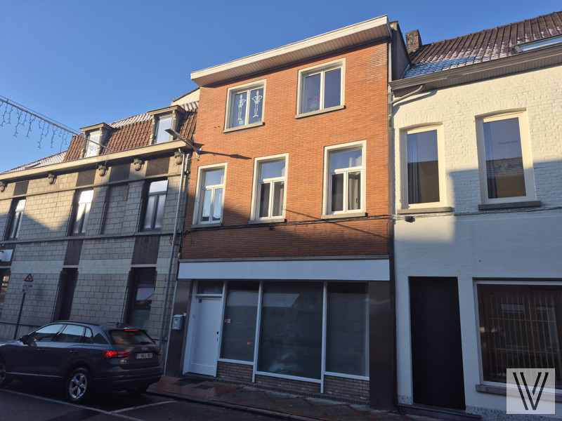 Op te frissen centraal gelegen rijwoning - foto 1