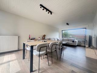<strong>Wevelgem - Instapklare woning met garage en 3 slaapkamers te koop.</strong><br /><br />Wie op zoek is naar een woning waar comfort en praktisch gemak hand in hand gaan, is hier aan het juiste adres. Gelegen op een uitstekende locatie, combineert deze lichtrijke woning een warme uitstraling met hedendaags wooncomfort.<br /><br />De ruime leefruimte baadt in natuurlijk licht en nodigt meteen uit om te ontspannen.<br />Dankzij de vernieuwde badkamer en de efficiënte condensatieketel hoeft u zich geen zorgen te maken over de eerste jaren - alles is klaar voor gebruik.<br />Bovendien bewijst het gunstige EPC-label dat wonen hier ook energiezuinig en betaalbaar is. De garage vormt de kers op de taart: veilig parkeren of extra opbergruimte, precies zoals u het wenst.<br /><br />Een woning die u gewoonweg moet gezien hebben.<br /><br /><strong>Indeling:</strong><br />Inkomhal, afzonderlijk toilet, badkamer, wasplaats, keuken en woonruimte<br /><u>1ste verdieping:</u> 2 slaapkamers, zolderruimte<br /><u>Extra:</u> garage en zonnig terras<br /><br /><strong>Troeven:</strong><br />+ Gunstige ligging<br />+ Veel natuurlijk licht<br />+ Energiezuinig<br />+ Voldoende bergruimte<br />+ Ruime leefruimte<br /><br />Interesse? Neem vandaag nog contact op voor een bezichtiging!