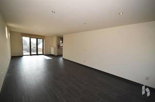 Ruim appartement ( 104 m² ) met één slaapkamer, autostaanplaats en kelderberging nabij het centrum van Lommel!<br /><br /><strong>Indeling: </strong>Inkomhal, woonkamer, keuken, badkamer, toilet, slaapkamer.<br /><br /><strong>Bijzonderheden:</strong><br />- beschikbaar vanaf 1/12/2026<br />- gemeenschappelijke kost: €75/maand <br />- gunstige ligging <br /><br />
<p>Indien u een bezichtiging wenst, gelieve u hieronder kandidaat te stellen.<br />Zodra een bezichtiging mogelijk is, zullen we u contacteren voor een afspraak.<br /><br />Door de grote toestroom van huuraanvragen, zijn we niet in de mogelijkheid iedereen persoonlijk te beantwoorden, indien u binnen 10 dagen geen reactie van ons heeft ontvangen, komt u niet in aanmerking voor dit pand.</p>