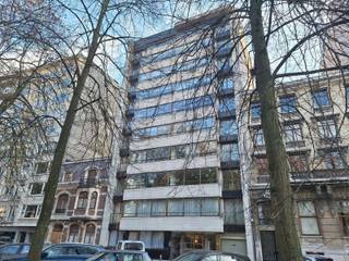 Ruim en luxueus duplex penthouse met ruime terrassen en parking tegenover het Albertpark in de standingvolle Residentie King's Park.Op wandelafstand...