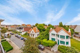 🌟 Te koop: Duplex appartement in Koksijde-Bad! 🌊<br />Dit prachtige duplex appartement met 2 slaapkamers 🛏️ heeft een grondige renovatie ondergaan in 2024! Het appartement beschikt over:<br />Een gezellige leefruimte 🛋️ en zitruimte<br />Een moderne keuken 🍽️<br />Een stijlvolle badkamer met douche 🚿, lavabo 🚰 en apart toilet 🚽<br />Via de trap bereik je de 2 slaapkamers. 🛏️➡️🛏️<br />💡 Bonus: Er is een mogelijkheid tot aanleg van een dakterras 🌅 (plannen en uitvoering reeds goedgekeurd door de Algemene Vergadering en vergunning beschikbaar van de gemeente)!<br />Kortom, dit is het ideale appartement voor zowel een eerste als tweede verblijf in het centrum van Koksijde-Bad, op wandelafstand van de winkels 🛍️, het strand 🏖️ en de zee 🌊.<br />✨ Mis deze kans niet! ✨