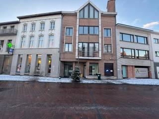 Appartement te huur in centrum Brakel<br /><br />Ben je op zoek naar een instapklaar appartement? Dan is dit prachtige appartement precies wat je zoekt!<br /><br />Dit appartement beschikt over:<br /><br />2 slaapkamers en zicht op het centrum van Brakel, Grote parking nabij, mooie leefruimte met veel lichtinval.<br /><br />Gelegen dichtbij winkels, scholen, openbaar vervoer en belangrijke invalswegen.<br /><br />Extra troeven: Energiezuinig, volledig geschilderd en instapklaar Ochtendzon op het terras <br /><br />Interesse? Neem vandaag nog contact op voor een bezoek op 0492/82.50.00: Jerko