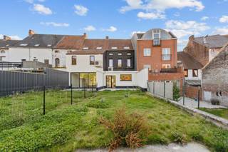 Maison moderne et rénovée avec goût, comprenant 4 chambres, située sur la Place de Flobecq, avec un grand jardin clôturé et une terrasse aménagée. Cette maison rénovée avec goût (rénovation 2025) allie caractère et confort contemporain et est en outre économe en énergie (EPC B).<br /><br />AGENCEMENT :<br />Hall d'entrée avec toilettes séparées, coin salon confortable et grande cuisine ouverte entièrement équipée donnant sur le jardin. Il y a également un débarras/buanderie et une grande cave (±30 m²).<br /><br />Au premier étage se trouvent une grande salle de bains tout confort et une chambre spacieuse.<br />Le deuxième étage abrite 3 chambres supplémentaires, idéales pour les familles ou ceux qui souhaitent disposer d'espace supplémentaire.<br /><br />La maison a été entièrement rénovée avec un nouveau toit isolé, du double vitrage en PVC et en aluminium, une installation électrique conforme et un système économe en énergie avec pompe à chaleur, pour le chauffage et la climatisation, et des panneaux solaires.<br /><br />EXTÉRIEUR :<br />Terrasse aménagée (±10 m²) et grand jardin entièrement clôturé (±280 m²) offrant une grande intimité. Possibilité de stationnement devant la porte.<br /><br />Une maison idéale pour les familles qui souhaitent vivre dans un logement prêt à emménager, confortable et économe en énergie, dans un environnement central avec des commerces, des écoles, les transports en commun et la gare à proximité.<br /><br />Cette annonce contient des photos générées par IA.<br /><br />Visite sur rendez-vous avec Immo Beguin, votre expert immobilier depuis 2009.<br />✉️ info@immobeguin.be