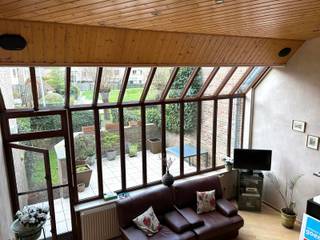 <p>Deze instapklare woning is gelegen in hartje Dendermonde.<br />Op het gelijkvloers vinden we: inkomhal met toilet, toegang tot de garage en leefruimte met zithoek.<br />Zithoek biedt veel lichtinval en aansluiting op het terras en de tuin waarin het heerlijk vertoeven is !<br />Op de 1ste verdieping bevindt zich de living en aanpalend keuken met berging. Woning is overal voorzien van parketvloer.<br />Boven heb je verder ook nog 2 slaapkamers waarvan 1 met dressingruimte, een badkamer en toegang tot de zolderruimte.<br />De garage met automatische poort biedt naast plaats voor een auto ook nog extra ruimte voor de plaatsing van wasmachine en droogkast.<br />Een grote troef van deze woning is de tuin die ook bereikbaar is via een hekje achteraan en toegang geeft tot de ruime kelder die nog heel wat extra bergruimte biedt.<br />Verwarming op aardgas.<br />Woning is gelegen op wandelafstand van de stad en station met vlotte en rechtstreekse verbinding naar Gent-Brussel-Mechelen-Leuven en Antwerpen.<br />Graag een bezoek? Contacteer ons op 052 52 80 80! of mail naar verhuur@goemanvastgoed.be !</p>