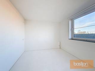 Op een bijzonder rustige ligging, op wandelafstand van het centrum van Marke, bevindt zich deze volledig gerenoveerde gelijkvloerse woning. Dankzij de moderne afwerking en de overvloedige lichtinval voelt elke ruimte warm, stijlvol en uitnodigend aan.<br /><br />De woning verwelkomt je met een inkomhal die uitmondt in een zonnige leefruimte met een prachtig keukeneiland en een volledige kastenwand — ideaal voor wie houdt van ruimte, comfort en een strakke look.<br />Verder beschikt de woning over twee volwaardige slaapkamers, een ingerichte badkamer, een apart toilet en een ruime garage. Buiten geniet je van een royaal terras waar je in alle rust kan ontspannen.<br /><br />Troeven van deze woning:<br />- Veel natuurlijke lichtinval<br />- Moderne, kwalitatieve afwerking<br />- Rustige ligging nabij het centrum<br /><br />Deze woning is perfect voor wie op zoek is naar een onderhoudsvriendelijke, stijlvolle en volledig instapklare thuis.