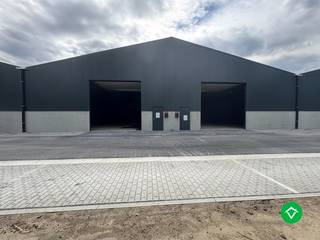 Op zoek naar een slimme investering of een nieuwe locatie voor je onderneming? <br />Ontdek deze gloednieuwe KMO-units in Werken (Kortemark), strategisch gelegen in een rustige en toegankelijke omgeving met vlotte verbindingen. <br /><br />Eigenschappen van de units:<br />• Geschikt voor opslag, atelier, productie of kleinhandel<br />• Ruime toegangspoorten <br />• 3 staanplaatsen inbegrepen <br />• Voorzien van nutsleidingen <br />• Moderne en energiezuinige constructie – ideaal voor ondernemers die duurzaam willen werken of investeren.<br />• op een toplocatie in de driehoek Diksmuide—Torhout—Roeselare<br />• Centraal in West-Vlaanderen voor optimale bereikbaarheid<br /><br /> Gelegen op een kleinschalig bedrijvenpark met professionele uitstraling.<br /> Ideaal voor zelfstandigen, kleine ondernemingen of investeerders.<br /><br />Grondwaarde € 73.926 - Constructiewaarde € 295.706, excl. kosten en BTW. <br /><br /> Interesse of meer info? Neem vandaag nog contact met ons op en ontdek de mogelijkheden!