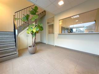 <p><strong>252 M² KANTOORRUIMTE IN SCHUIFERSKAPELLE</strong><br />Dit kantoorgebouw is centraal gelegen in Schuiferskapelle, tussen Tielt, Ruiselede en Wingene<br />Dit kantoorgebouw bestaat uit een ontvangstruimte, diverse bureauruimtes, een vergaderzaal, archief en keuken.</p><p><strong>TROEVEN: </strong><br />- Topligging<br />- Geen syndickosten<br />- 252 m²</p>