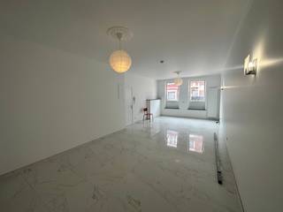 Te huur: modern gelijkvloersappartement met twee slaapkamers in een kleinschalige residentie. Dit appartement biedt een ruime en lichtrijke...