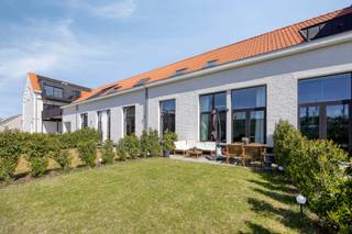 Immo Pické vous propose cet appartement duplex (rez-de-chaussée + 1er étage) très bien situé dans le centre de Sint-Pieters-Leeuw, à proximité...