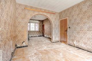 Degelijke rijwoning gelegen in een éénrichtingstraat op een rustige en toch zeer vlot bereikbare locatie. Deze woning, die volledig dient gerenoveerd te worden, biedt heel wat potentieel. Daar zij volledig te renoveren is is zij in te richten naar eigen smaak. Zij bestaat vandaag uit een inkomhal met toilet en trap naar de verdieping, ruimte leef- en keukenruimte uitgevend op de tuin. Op de eerste verdieping bevindt zich de badkamer en de drie slaapkamers. Vanuit de nachthal is de zolder te bereiken via een vaste trap. Deze zolder biedt nog de mogelijkheid tot het inrichten van eventueel 2 slaapkamers. TROEVEN: centraal en toch rustig gelegen, zeer vlot bereikbaar, volledig in te richten naar eigen smaak, potentieel.... Kan deze opportuniteit jou interesseren? Aarzel dan niet ons te contacteren voor de kijkdag zaterdag 22 augustus tussen 9u-12u via affligem@immoaccenta.be