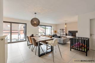 Dit appartement is gelegen in het centrum van As, vlakbij scholen, winkels, openbaar vervoer en autosnelweg.INDELING APPARTEMENTInkomhal, toilet,...