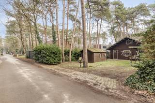 Indeling als volgt:- Inkom op tegelvloer.- Leefruimte opgedeeld in eet- en zithoek. Voordien kende deze leefruimte een andere indeling: de zithoek diende als slaapkamer, doch door het weghalen van de muur hier is er nu een grotere &amp; lichtere woonkamer.- Keuken voorzien van een gaskookvuur met dampkap, dubbele spoelbak, oven, losse koelkast &amp; microgolf.- Badkamer met douche, lavabo en toilet.- Via de wasplaats met achterinkom geeft toegang tot de bovenverdieping.De bovenverdieping is volledig in gebruik als zijnde één slaapkamer. Bijzonderheden:- Perceel 552m², bebouwde oppervlakte 65m², bruikbaar vloeroppervlak volgens EPC: 97m².- BJ: 1988- EPC: D-label, elektriciteit conform gekeurd, asbestattest in aanvraag.- Verwarming op propaangas, pelletkachel ter overname.- Permanent wonen toegelaten onder voorwaarden. Tuinberging &amp; carport niet vergund. Interesse om in het groen te wonen? Vraag je bezoek via veerle.pierar@dewaele.com of 03/369.42.50.(ver-)Kopen of (ver-)huren in de Noorderkempen?Met vragen kan u altijd bij ons terecht! Dewaele Vastgoed