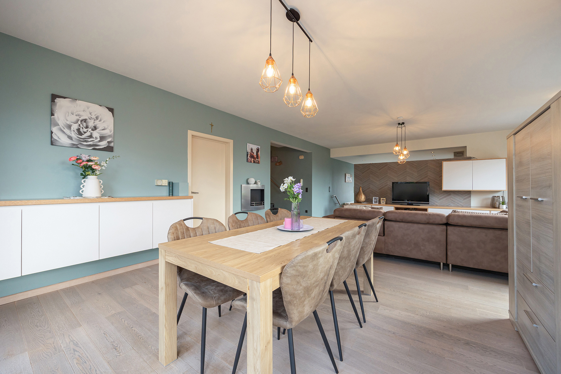 INSTAPKLARE, RIANTE GEZINSWONING MET 5 SLAAPKAMERS,  RUIMTE VOOR VRIJ BEROEP, INPANDIGE GARAGE IN KELDER EN GUNSTIG EPC OP PERCEEL VAN 11A30CA TE OUDSBERGEN - foto 4