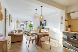 Dit appartement is goed gelegen aan de achterzijde van de Zeedijk in de onmiddellijke omgeving van winkels, zee, en openbaar vervoer.Recent vernieuwd...