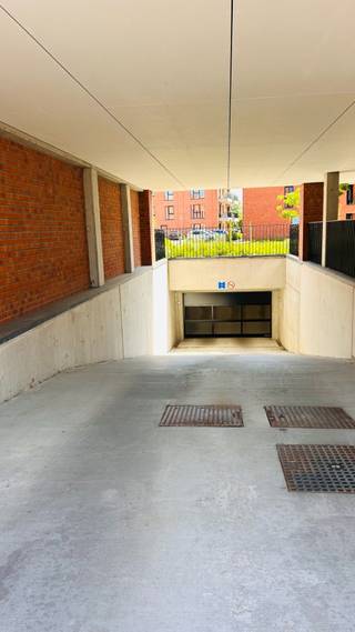 In het centrum van Deerlijk bevinden zich diverse ondergrondse autostaanplaatsen te koop en/of te huur.<br /><br />De staanplaatsen zijn onderdeel van project "Francar" dat bestaat uit: appartementen en woningen. <br /><br />De autostaanplaatsen zijn:
<ul>
	<li>direct beschikbaar</li>
	<li>13m2 groot</li>
	<li>toegankelijk via een automatische sectionaalpoort</li>
</ul>
<br />Op wandelafstand van het project zijn er: bakkers, slagers, grootwarenhuizen, kledingzaken, ...<br />De oprit van de autosnelweg richting Gent of Kortrijk is ook vlakbij.<br /><br />De vraagprijs exclusief kosten bedraagt 15.900 EUR en de maandelijkse huurprijs inclusief kosten bedraagt 65 EUR.<br /><br />Leg nu uw bezoek vast.<br /> 