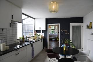 Karakteristieke en charmante eengezinswoning in de dorpskern van Pulderbos. <br />Deze instapklare woning gelegen in het door erfgoed Vlaanderen erkend beschermd dorpsgezicht valt op door zijn karakteristieke kenmerken. De woning ligt centraal in het dorpscentrum maar toch aan een rustige en doodlopende straat op het dorpsplein. <br /><br />Troeven van de woning: <br />Karakteristieke gevel omgeven door de oude dorpsbrouwerij, het oude gemeentehuis en de voormalige <br />bibliotheek van Pulderbos<br />De woning kreeg in 2020 een nieuw dak met isolatie. <br />Dubbele beglazing en aluminium raamwerk. Rolluiken boven.<br />Nieuwe keuken met afwasmachine.<br />Vernieuwde badkamer met toilet boven. <br />3 volwaardige slaapkamers. Uitgerust met airco. <br />Charmante, gezellige woning met veel mogelijkheden. <br />Gezellig dorpstuintje met veel groen.
