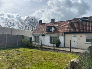 Izegem - Halfopen te renoveren woning met uniek verzicht te koop.Gelijkvloers: living, keuken, veranda en toilet1ste verdieping: 2...