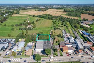 Gelegen in een KMO-zone van de tweede orde, biedt deze locatie een scala aan voordelen voor uw bedrijf en prikkelt het ook uw zintuigen met...