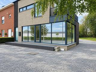 Aan de Crutzenstraat 38A in Hasselt bevindt zich deze polyvalente ruimte van ca. 140 m², op een interessante locatie voor ondernemers, vrije beroepen en andere professionele activiteiten.<br /><br />De ligging combineert rust en bereikbaarheid met de nabijheid van het centrum van Hasselt. Het pand bevindt zich op slechts enkele minuten van het centrum en vlak bij de Grote Ring, waardoor zowel het stadscentrum als de belangrijkste invalswegen vlot bereikbaar zijn.<br /><br />Een belangrijke troef is de zeer ruime parkeergelegenheid. Zowel medewerkers als klanten, patiënten of bezoekers kunnen hier eenvoudig parkeren. Daarnaast geniet de ruimte van veel natuurlijk licht en een open, polyvalent karakter.<br /><br />Momenteel bevindt het pand zich in een semi-afgewerkte staat. De eigenaar is bereid om het pand op zeer korte termijn verder af te werken volgens de concrete wensen en noden van de huurder. Hierdoor kan de ruimte optimaal worden afgestemd op de activiteit van de toekomstige gebruiker.<br /><br />De mogelijkheden zijn veelzijdig. Zo is het pand bijzonder geschikt als kantoor voor bijvoorbeeld een boekhoudkantoor, advocatenkantoor of consultancy. Ook vrije beroepen en praktijken zoals een logopedie- of psychologiepraktijk kunnen hier uitstekend worden ondergebracht.<br /><br />Daarnaast leent de open ruimte zich uitstekend voor activiteiten waarbij bewegingsruimte centraal staat, zoals een pilates-, yoga- of bewegingsstudio. De combinatie van de ruime binnenruimte, de buitenruimte, het natuurlijke licht en de parkeermogelijkheden vormt hiervoor een sterke basis.<br /><br />Voor meer informatie of een bezoek, neem gerust contact op via +32 470 85 30 84.