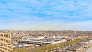 BRUSSEL, op de 19de verdieping van de recente en prestigieuze UpSite toren die luxe, moderniteit en veiligheid combineert, licht appartement van...