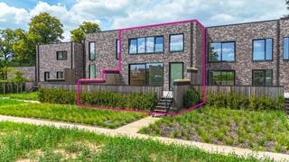 Deze unieke woning combineert een moderne afwerking met een knipoog naar de jaren zeventig dankzij de opvallende zitkuil in de leefruimte. Grote raampartijen aan voor- en achterzijde zorgen voor een overvloed aan natuurlijk licht en versterken het open en luchtige gevoel van de woning.<br /><br />De leefruimte is afgewerkt met een lichte parketvloer en loopt naadloos over in de ruime, nog te installeren keuken. Alle voorzieningen zijn reeds aanwezig voor een kookeiland met spoelbak enz. ; een aparte berging bevindt zich langs de keuken. Aansluitend bevindt zich het terras aan de voorzijde, toegankelijk via zowel de schuifdeur in de keuken als via de hal. <br /><br />Ook aan de achterzijde werd een tweede terras voorzien, zodat je op elk moment van de dag van de zon kunt genieten.<br /><br />Op het gelijkvloers is er tevens een gastentoilet aanwezig, met de nodige aansluitingen om er nog een handenwasser te plaatsen.<br /><br />Een verdieping hoger bevinden er zich 3 ruime slaapkamers en aan badkamer; een tweede berging zorgt voor voldoende opbergplaats of kan dienst doen als dressing.<br /><br />Deze woning is volledig onderkelderd , heeft een inpandige garage : toegankelijk via de achterzijde.<br /><br />Wonen in dit éénmalige luxe-project is de parel op de kers voor eigenaars die houden van een rustige groene omgeving (met uitzicht op een paardenweide) maar toch geen onderhoud aan de tuin willen; deze woning heeft immers enkel terrassen in eigen gebruik; de prachtige gemeenschappelijke tuin aan de voorzijde geeft de eeuwige illusie om altijd op verlof te zijn!<br /><br />Het domein is omheind en bezoekers bellen vooraan aan en kunnen dan pas toegang krijgen tot de eigen voordeur.<br /><br />De woningen in dit residentiële park hebben een uitstekende afwerking en zijn voorzien van zonnepanelen; verwarming is op aardgas.<br /><br />Met een directe verbinding naar de autosnelweg en winkels is de cirkel rond : exclusief wonen op een uitzonderlijke plek en verkoop onder registratie ipv BTW maken het plaatje compleet!<br /><br />Pluspunten:<br />- exclusief woonpark = zo vind je geen 2de!!<br />- Zonnepanelen aanwezig<br />- Ruim<br />- Volledige “nieuwbouw” met hoogwaardige afwerking<br />- Grote leefruimte met unieke seventies zitkuil<br />- Twee ruime terrassen en veel lichtinval<br />- 3 slaapkamers <br />- Strakke, hoogwaardige afwerking <br />- Ideale locatie<br />- 2% registratierecht i.p.v. 21% BTW<br />- Inpandige garage en kelder met bergruimte<br />- Topligging nabij natuur én autosnelwegen<br /><br />Voor een bezichtiging of meer informatie, bel ons op 078/78.78.70 of spring gerust eens binnen in ons kantoor – je bent altijd welkom!