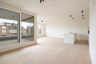 <p><span> </span></p><p><span>Zoek je een appartement met ruimte, licht en groen in de stad? Dan is dit nieuwbouwappartement precies wat je nodig hebt. Met een bewoonbare oppervlakte van ca 133 m², drie slaapkamers, hoge plafonds, overvloedig natuurlijk licht en een terras van 9m² vind je hier alles wat doorgaans moeilijk te combineren is. Nóg troeven: mogelijkheid om aan te kopen onder 6% btw,- (mits voldaan aan voorwaarden).</span></p><p><span> </span></p><p><span>Hoogwaardige afwerking</span><span><br />Reeds bij het binnenkomen merk je dat er veel aandacht is besteed aan afwerking en detail. De inkomhal leidt je naar het volledige appartement, waar een doorlopende houten parketvloer voor een warme en stijlvolle uitstraling zorgt. De open keuken is voorzien van kwalitatieve toestellen van Whirlpool, een inductiekookplaat en een elegant werkblad. Ze sluit aan op een lichtrijke woonkamer met grote ramen en moderne accenten, zoals zwarte inbouwspots. Het schuifraam opent naar het terras, waardoor binnen- en buitenleven moeiteloos in elkaar overvloeien.</span></p><p><span> </span></p><p><span>Drie slaapkamers en luxueuze badkamer</span></p><p><span>Via de nachthal bereik je de drie slaapkamers, elk met dezelfde parketvloer, aluminium ramen met hoogrendementsglas en ingebouwde ventilatie.  De badkamer straalt luxe uit met een inloopdouche voorzien van regenkop, dubbele wastafel, grote spiegel en terrazzo vloer- en wandtegels in steenlook. Daarnaast is er nog een aparte berging en een apart toilet aanwezig.</span></p><p><span> </span></p><p><span>Energiezuinig en modern</span><span><br />Dit nieuwbouwappartement is volledig afgewerkt en onmiddellijk beschikbaar. Met 6 zonnepanelen (2640 Wp) en hoogrendementsglas woon je hier toekomstgericht én energiezuinig.</span></p><p><span>Ondergrondse autostaanplaats aan te kopen voor € 28.200,-</span></p><p><span> </span></p><p><span>Rivierenhof om de hoek</span><span><br />Je woont hier ideaal, overal dichtbij en toch heerlijk rustig en groen. Het prachtige Rivierenhof, het grootste park van de stad, ligt op amper een paar minuten wandelen. Binnen een straal van nog geen 500 meter zijn liefst vier supermarkten. Ook heel wat buurtwinkels zijn vlakbij. Met de fiets, de bus of de tram sta je snel in de stad, met de auto sta je zo op de autostrade. Door de vernieuwing van de Wouter Haecklaan bevindt je je in het groen. </span></p><p><span><br /><br /></span></p><p><span> </span></p><p><span> </span></p>