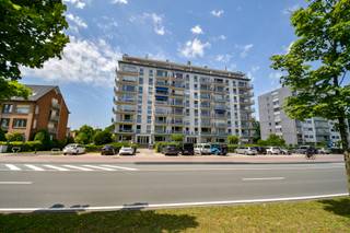 Dit goed gelegen ruim appartement beschikt over 84 m² bewoonbare oppervlakte, 2 slaapkamers en 2 terrassen.<br />Dit woonappartement bevindt zich op de 7de verdieping en heeft een uniek panoramisch verzicht. Gelegen vlakbij het station en op wandelafstand van het centrum. Er is eveneens een vlotte verbinding naar de invalswegen en autosnelweg.<br />INDELING: inkom met inbouw vestiairekast en afzonderlijk toilet, ruime lichtrijke woonkamer met sierhaard en toegang tot het terras vooraan. Zowel vanuit de woonkamer, alsook vanuit de keuken is er een uniek buitenzicht. De moderne volledig uitgeruste open keuken met eiland staat centraal. Vanuit de aparte nachthal zijn de twee volwaardige slaapkamers bereikbaar, alsook de douchekamer met inloopdouche en lavabomeubel. Er is een terras voor- én achteraan.<br /><br />EXTRA INFORMATIE:<br />- LABEL B -  EPC: 129 kWh/m² (UC3627168) <br />- Fietsenberging en kelderberging (nr. 33) in het gebouw.<br />- Er zijn voldoende parkeerplaatsen voor het appartement.<br /><br />Ligging:<br />- Uitstekende ligging aan het station en op enkel passen van het Zand, <br />- Talrijke bakkers, slagers, winkels, scholen in de directe omgeving, <br />- Vlakbij openbaar vervoer: station, bushaltes, <br />- Goede bereikbaarheid naar de E40 en A11.
<div>
<div><br /><span><span><span><span><span><span><span><span><span><span><span><span><span><span><span><span><span><span><span><span>Contacteer PERSPECTIEF VASTGOED – 7 op 7 bereikbaar – voor meer informatie of een bezoek.<br />Bel 050/550.750 of mail naar info@perspectiefvastgoed.be.</span></span></span></span></span></span></span></span></span></span></span></span></span></span></span></span></span></span></span></span></div>
</div>