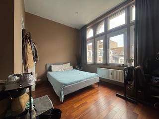 <p>Op de Bondgenotenlaan, de levendige verbindingsas tussen het station en de Grote Markt, bevindt zich deze gezellige studentenkamer met eigen sanitair. Een ideale uitvalsbasis voor studenten die graag midden in het stadsleven wonen, op wandelafstand van talrijke voorzieningen, campussen en faculteiten. Met veel plezier bieden we deze bemeubelde kamer aan, gelegen op de derde verdieping aan de voorzijde van het gebouw. <span><span>De kamer beschikt over een privatieve badkamer, wat zorgt voor extra comfort en privacy. Daarnaast hebben bewoners toegang tot de gemeenschappelijke keuken, waar je samen met medestudenten kan koken, ontspannen en gezellig samenkomen.</span></span><br /><br /><span><span>Meer informatie of een bezichtiging ter plaatse? Neem contact op via </span></span><span><span>verhuur@connect-immo.be</span></span><span><span> of 016 229 228</span></span><br /><br /><span><span>Huurprijs: €715 + €95 vaste kosten</span></span><br /><span><span>*Exclusief studententaks</span></span><br /><span><span>Beschikbaar vanaf 1 september 2026!</span></span></p>