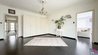 Bij ImmoFusion 7/7 “open huis”: klik op onze 3D-TOUR.<br />Ervaar vastgoed alsof je er zelf doorloopt!<br /><br />Welkom op de Beverlosesteenweg 408 in Beringen: een uitzonderlijk ruime en volledig instapklare woning met maar liefst 6 slaapkamers, 2 badkamers, garage voor 3 wagens én gelegen op een omheind perceel van maar liefst 2669m²! <br /><br />Deze eigendom biedt naast de royale woonoppervlakte van 420m² ook tal van mogelijkheden zoals dubbele bewoning of het creëren van een praktijkruimte aan huis. Mits goedkeuring van de gemeente is verkaveling zelfs mogelijk.<br /><br />Bij binnenkomst word je verwelkomd door een zeer ruime inkomhal die meteen de toon zet van de openheid en het comfort dat deze woning te bieden heeft. Er is voldoende ruimte voor vestiaire en het verwelkomt je in stijl.<br /><br />De leefruimte is een echte eyecatcher: deze zeer ruime living werd samen met de eetruimte en keuken volledig vernieuwd in 2015. Dankzij de open indeling vloeien deze ruimtes mooi in elkaar over, wat zorgt voor een moderne en gezellige sfeer. <br /><br />De eetkamer verbindt de keuken en woonkamer en geniet van veel natuurlijk lichtinval – perfect voor gezellige etentjes of familiebijeenkomsten.<br /><br />De keuken is ruim en praktisch ingedeeld met voldoende ruimte voor een eettafel. Volledig vernieuwd in 2015, uitgerust met moderne toestellen en veel kastruimte, vormt dit het hart van het huis.<br /><br />Verder beschikt deze woning over 6 slaapkamers – waarvan 3 op het gelijkvloers en 3 op de bovenverdieping – ideaal voor grote gezinnen, co-housing of thuiswerk.<br /><br />De woning telt ook 2 comfortabele badkamers, elk met bad, douche en dubbele lavabo. Er is een toilet op elke badkamer – zowel boven als beneden.<br /><br />Buiten geniet je van een enorme, volledig omheinde tuin. Met een perceeloppervlakte van 2669m² biedt dit alle ruimte om te ontspannen, te tuinieren of voor kinderen en huisdieren om veilig te spelen.<br /><br />De garage biedt plaats voor 3 wagens en er is bovendien voldoende parkeergelegenheid op eigen terrein.<br /><br />Wat deze eigendom écht uniek maakt is de opdeling in 2 aparte woonheden met aparte ingangen – ideaal voor een kangoeroewoning.<br /><br />Tot slot is de ligging uitstekend: centraal en vlot bereikbaar, met winkels, scholen en invalswegen in de nabijheid.<br /><br />Pluspunten:<br />- Volledig instapklaar<br />- 6 ruime slaapkamers<br />- 2 vernieuwde badkamers (met bad en douche)<br />- Garage voor 3 auto's<br />- Perceel van 2669m² – volledig omheind<br />- Woningoppervlakte van 420m²<br />- Mogelijkheid tot dubbele bewoning of praktijkruimte<br />- Verkavelbaar perceel (mits toestemming gemeente)<br />- Centrale ligging met uitstekende bereikbaarheid<br /><br />Voor een bezichtiging ter plaatse of meer info, bel ons op 078/78.78.70, of kom gewoon binnen op ons kantoor – steeds welkom!