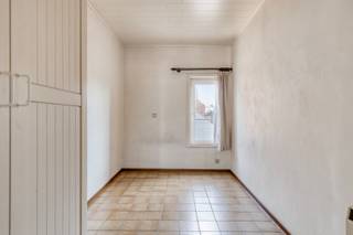 Deze op te frissen 1-slaapkamer appartement bevindt zich in een kleinschalig gebouw, bestaande uit 4 appartementen. <br /><br />Dit appartement bevindt zich op de 2de verdieping en bestaat uit een ruime leefruimte met keuken en badkamer met toilet, douche en lavabo en aparte slaapkamer. <br />Verder beschik het gebouw over een gemeenschappelijke kelder. <br /><br />De verwarming is elektrische, het elektriciteit en water verbruik is met aparte tellers. De elektriciteit is niet conform.<br />Het betreft een betonnen gebouw constructie. <br /><br /><br />Bij verdere vragen of interesse kan u ons steeds contacteren.