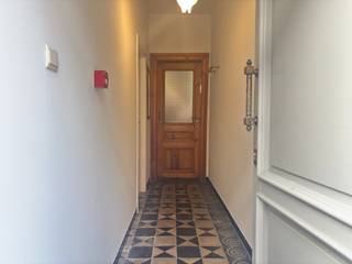 Op zoek naar een gezellige plek om met vrienden samen te wonen?<br /><br />Welkom in deze ruime en lichtrijke woning op een uitstekende ligging in Leuven. Je woont hier midden in het bruisende centrum, vlak bij verschillende faculteiten, sportfaciliteiten, winkels, supermarkten en tal van eet en drinkgelegenheden. Alles wat je nodig hebt, ligt dichtbij!<br /><br />Je komt binnen via de inkomhal, waar zich een extra ruimte bevindt die dienst kan doen als fietsenberging of thuiskantoor. Aansluitend bevindt zich de lichte leefruimte met inbouwkasten, die uitgeeft op een volledig ingerichte keuken met ingebouwde oven, frigo met diepvriesvak, dubbele wastafel, keramische kookplaat en dampkap. Naast de keuken is er een apart toilet met bijkomende opbergruimte. Op de <strong>eerste verdieping</strong> bevindt zich één bemeubelde slaapkamer en een badkamer ingericht met douche, kasten, dubbel lavabomeubel met spiegel en toilet. De <strong>tweede verdieping </strong>telt twee ruime slaapkamers.<br />Op de zolder bevindt zich de vierde slaapkamer, voorzien van een eigen lavabomeubel en een afgescheiden slaapgedeelte. Buiten beschikt de woning over een ruim <strong>terras </strong>en een omheinde <strong>stadstuin</strong> van [<strong>106m</strong>²]!<br /><br />CO-HOUSING IN DEZE WONING IS TOEGESTAAN MAAR NIET VOOR STUDENTEN (TENZIJ ONDER VOLGENDE VOORWAARDEN):<br />https://www.leuven.be/co-housing-samenhuizen<br /><br />De woning is onmiddellijk beschikbaar en heeft een maandelijkse huurprijs van 1350 euro. De nutsvoorzieningen (elektriciteit en water) zijn voor eigen rekening.<br /><br />Neem gerust contact met ons op voor verdere informatie of om een bezichtiging te regelen, via telefoon op 016 23 90 81 (elke weekdag bereikbaar tussen 10u en 13u), of maak zelf een afspraak via onze handige online agenda onder 'bezoekmoment kiezen'. Dit is een geweldige kans die u niet wilt missen!