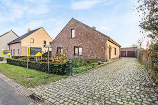 Open bebouwing op een perceel van 1.205m² in Meerdonk Dit betreft een op te frissen open bebouwing type bungalow met 2 slaapkamers, dubbele garage &...